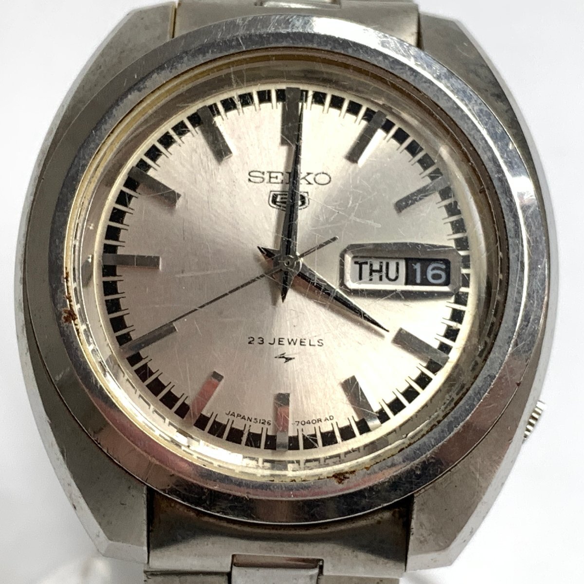 f001 Z4 8. SEIKO セイコー 5 ファイブ 5126-7020 23石 AT 自動巻き シルバー文字盤 デイデイト 3針 メンズ 腕時計 稼働品の画像2