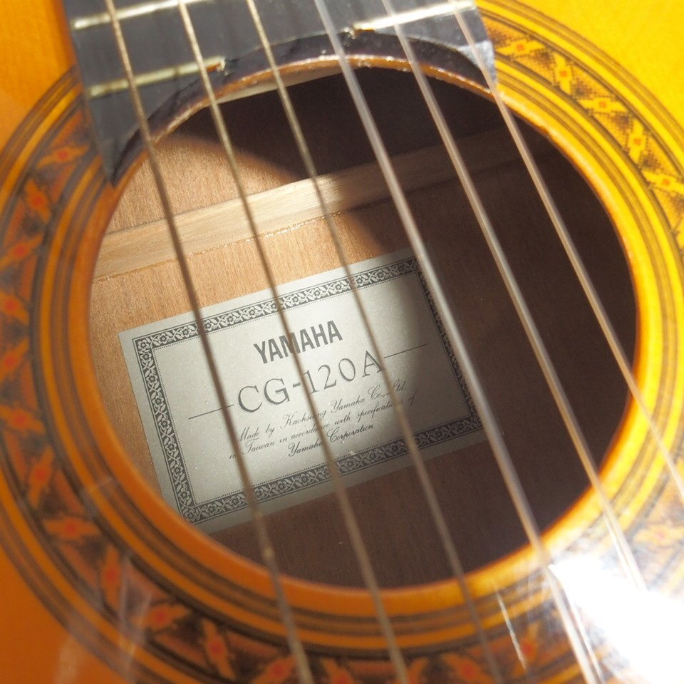 f002 KAIDAN YAMAHA ヤマハ クラシックギター CG-120A ガットギター Classic Guitar ハードケース付き 順反りしてます。の画像2