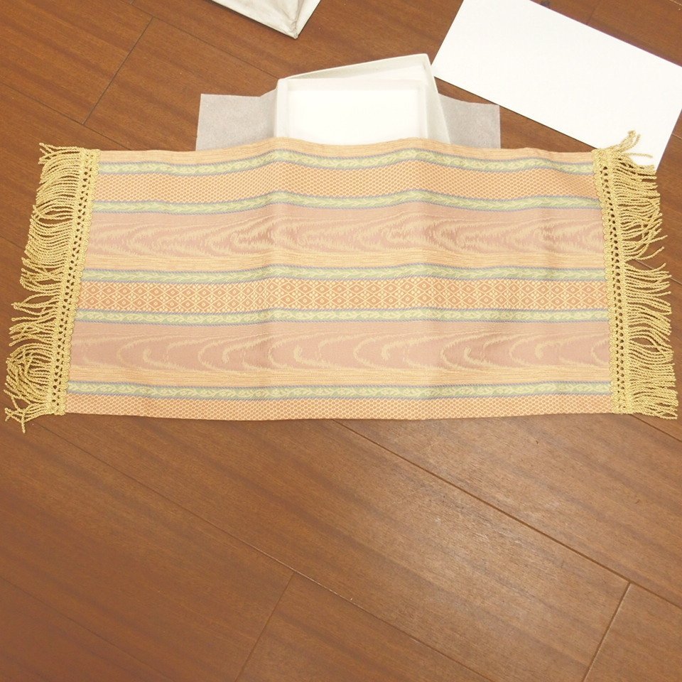 f002 Y4 未使用 川島織物 KAWASHIMA センタークロス 敷物 テーブルセンター 絹100％ サイズ約28cm×約70cm 元箱 長期保管品の画像8