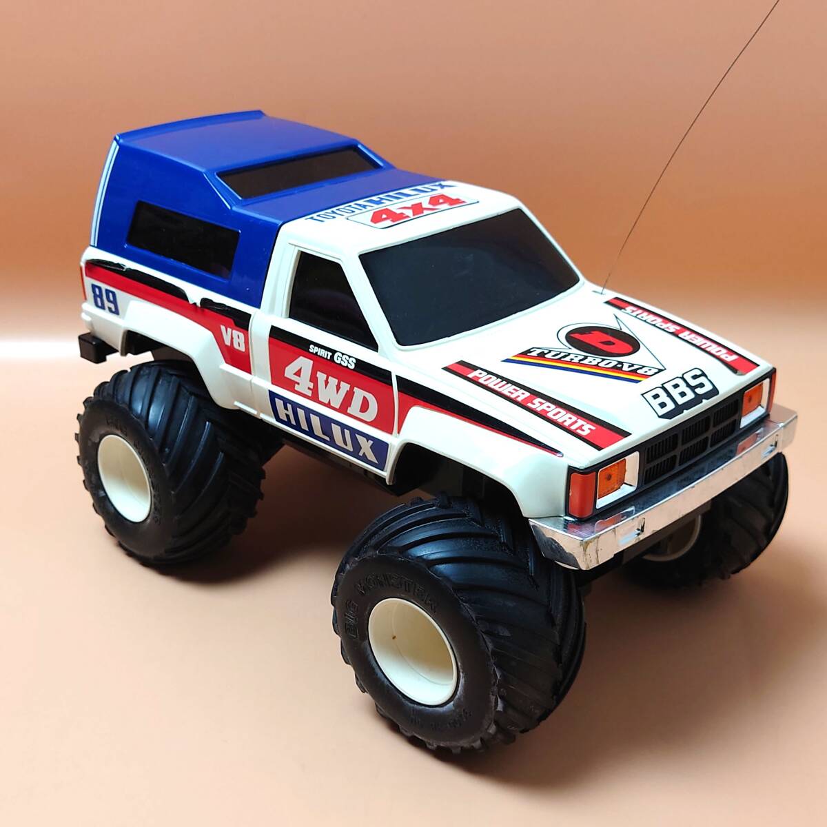 ★ 【動作確認済み 現状品】 トミー ラデオレーサー トヨタ ハイラックス 4WD ジャイアントフット ビッグタイヤ 元箱付 ラジコン TOYOTA ★の画像3