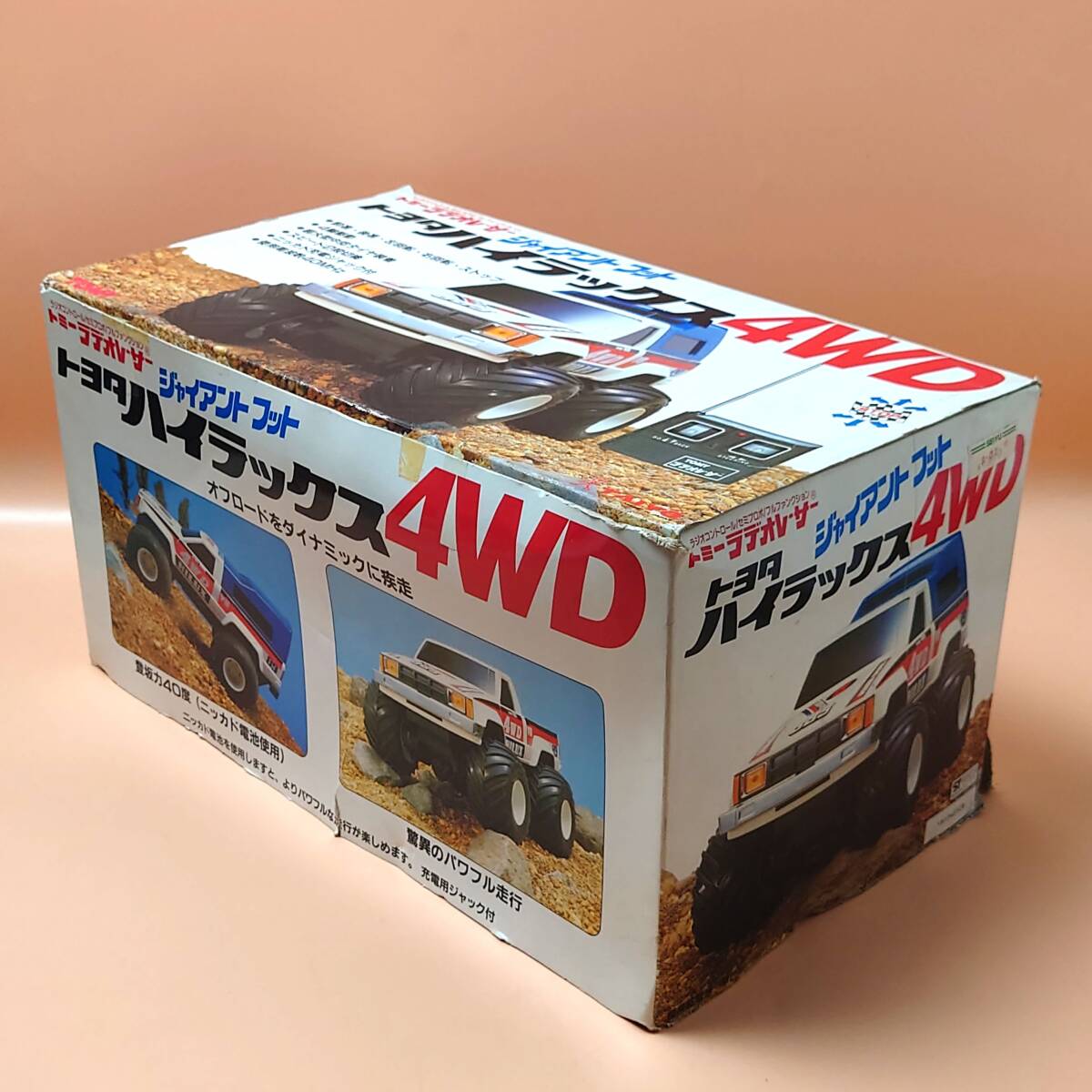 ★ 【動作確認済み 現状品】 トミー ラデオレーサー トヨタ ハイラックス 4WD ジャイアントフット ビッグタイヤ 元箱付 ラジコン TOYOTA ★の画像1