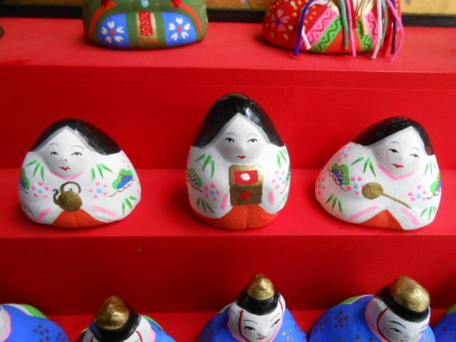 【ここ】時代可愛い雛土人形 ミニ三段飾り お内裏様お雛様3人官女の画像3