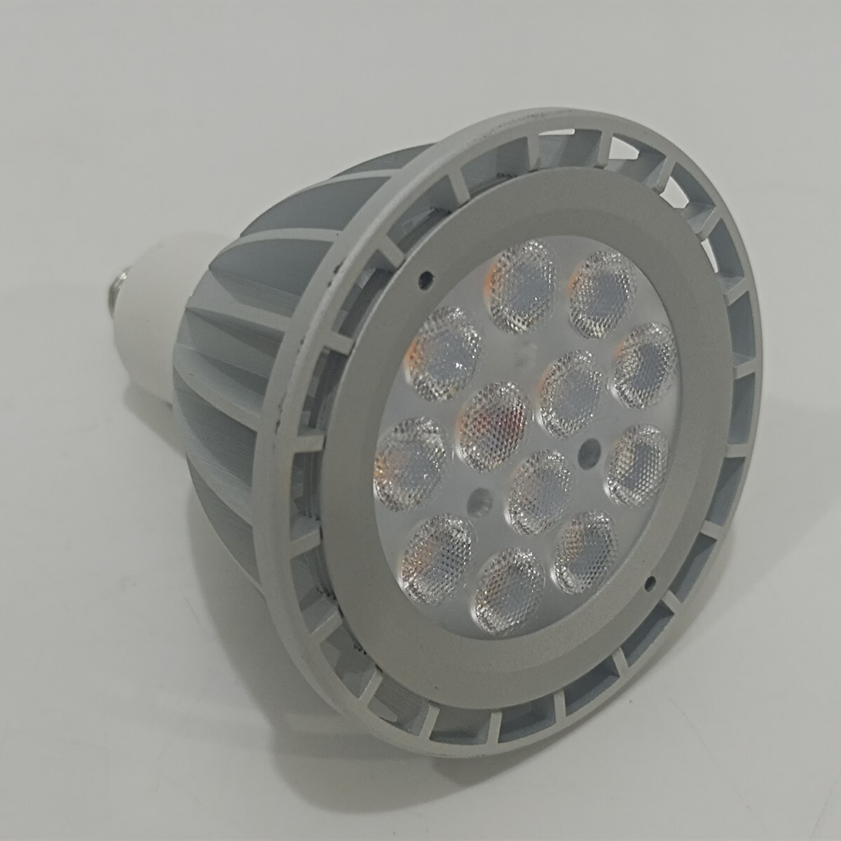 【送無】okalumi LEDスポットライト E11口金 LED電球 調光器対応 100w形相当 JDRΦ70 10W 1300lm 電球色 ハロゲン電球タイプ y1101-1_画像2
