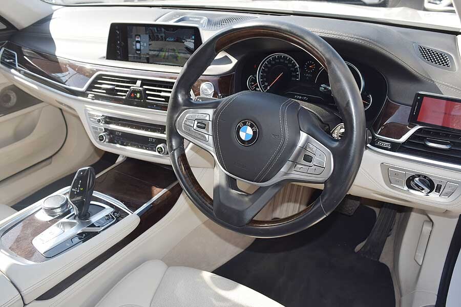 ミネラルホワイト 特別限定 BMW740i デザインピュア エクセレンスパッケージ サンルーフ ガレージ保管車 正規ディーラー車 車検R7年1月_画像5