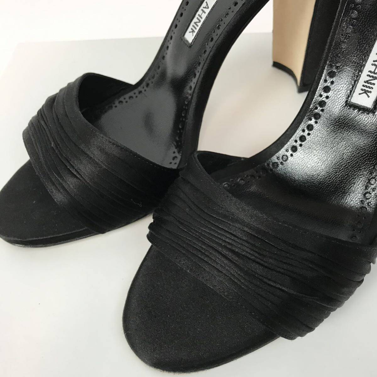 j248 прекрасный товар симпатичный MANOLO BLAHNIK Manolo Blahnik атлас лента сандалии формальный черный обувь формальный 37 Италия производства стандартный товар 