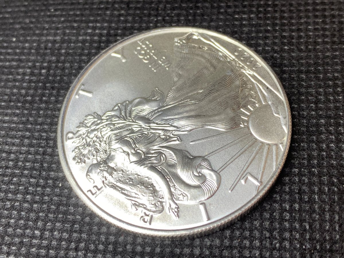 31.1 グラム 2020年 (新品) アメリカ 「イーグル ウオーキング リバティ」純銀1オンス 銀貨の画像5