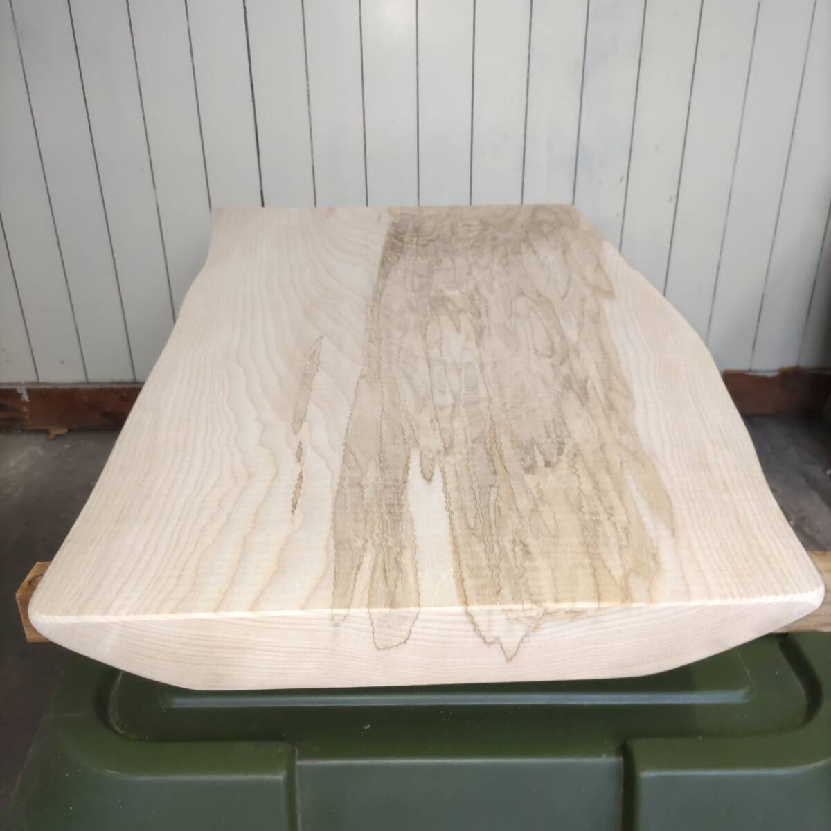 イタヤカエデ 楓 約長900幅380〜500厚45ミリ 製材後約半年 耳付き板 一枚板 天然木 無垢 未乾燥 花台 多肉棚 テーブル板の画像3