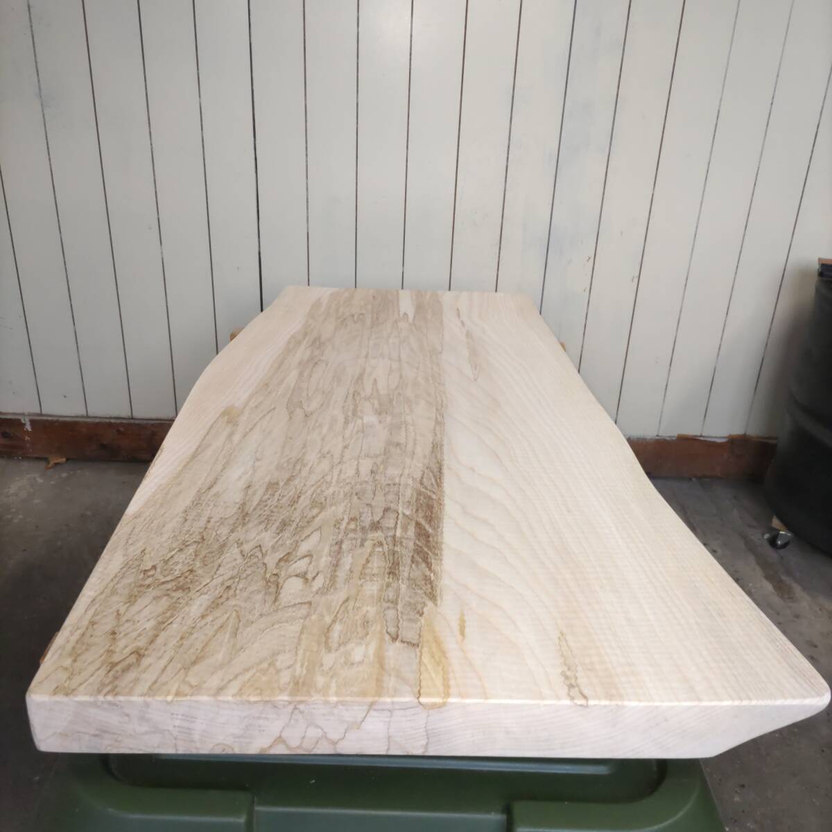 イタヤカエデ 楓 約長900幅380〜500厚45ミリ 製材後約半年 耳付き板 一枚板 天然木 無垢 未乾燥 花台 多肉棚 テーブル板の画像4