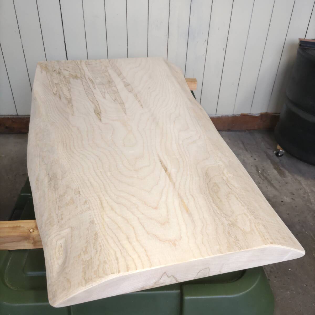 イタヤカエデ 楓 約長900幅380〜500厚45ミリ 製材後約半年 耳付き板 一枚板 天然木 無垢 未乾燥 花台 多肉棚 テーブル板の画像2