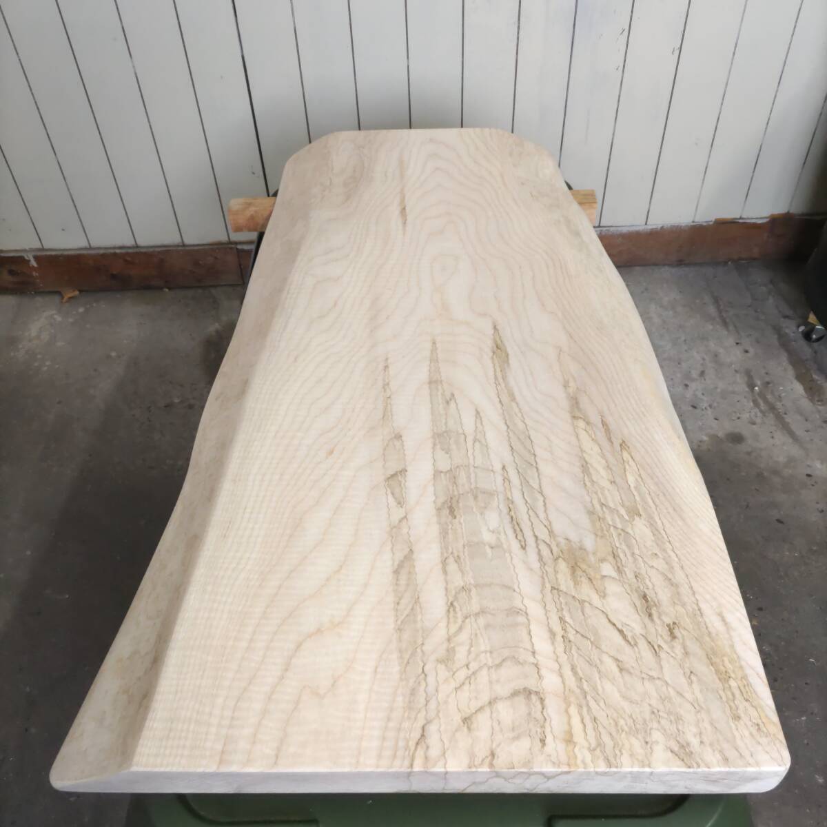 イタヤカエデ 楓 約長900幅380〜500厚45ミリ 製材後約半年 耳付き板 一枚板 天然木 無垢 未乾燥 花台 多肉棚 テーブル板の画像1