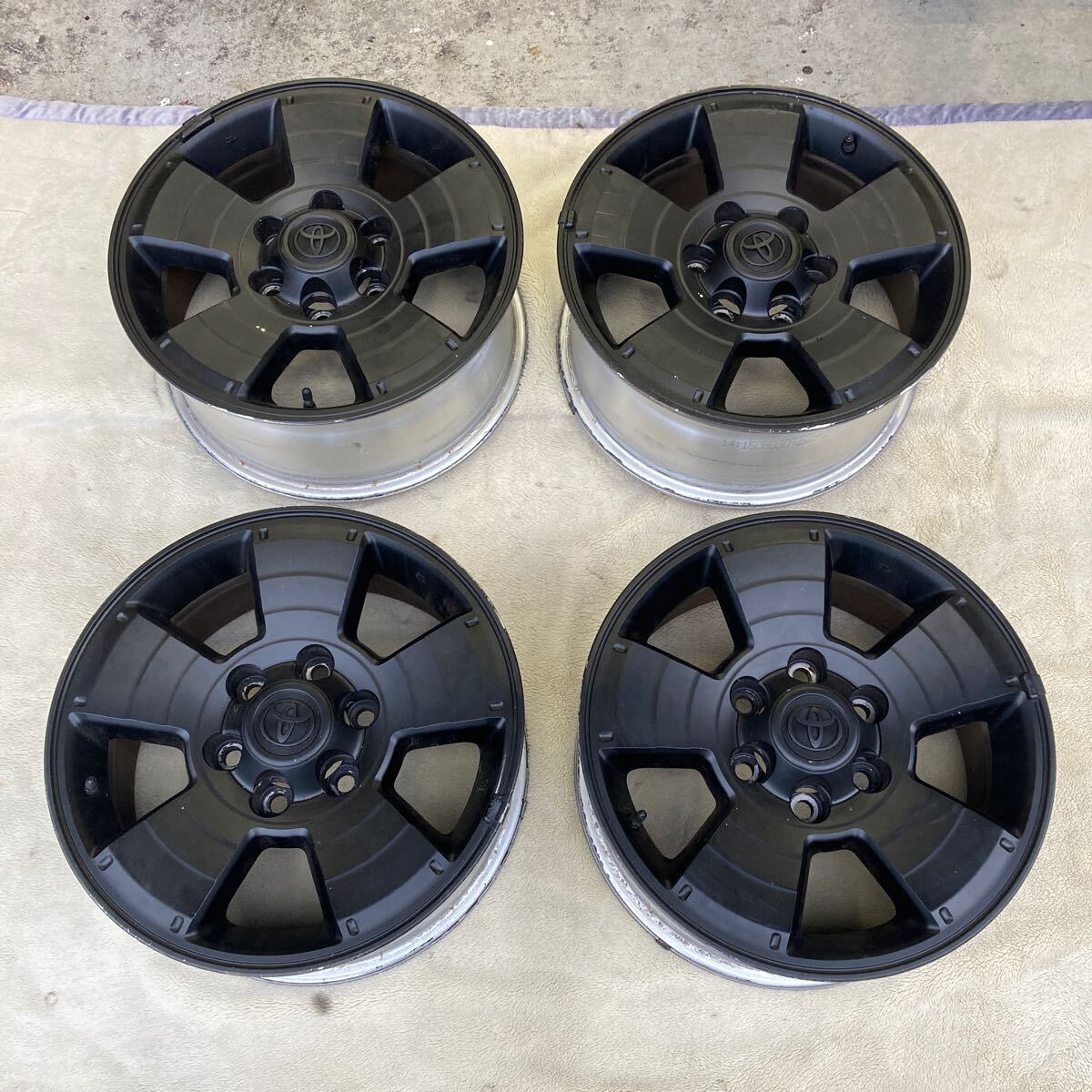 トヨタ 純正 ハイラックス サーフ 17×7.5J+30 PCD139.7/6H マッドブラック 4本 検: 120系ランクル プラドの画像1