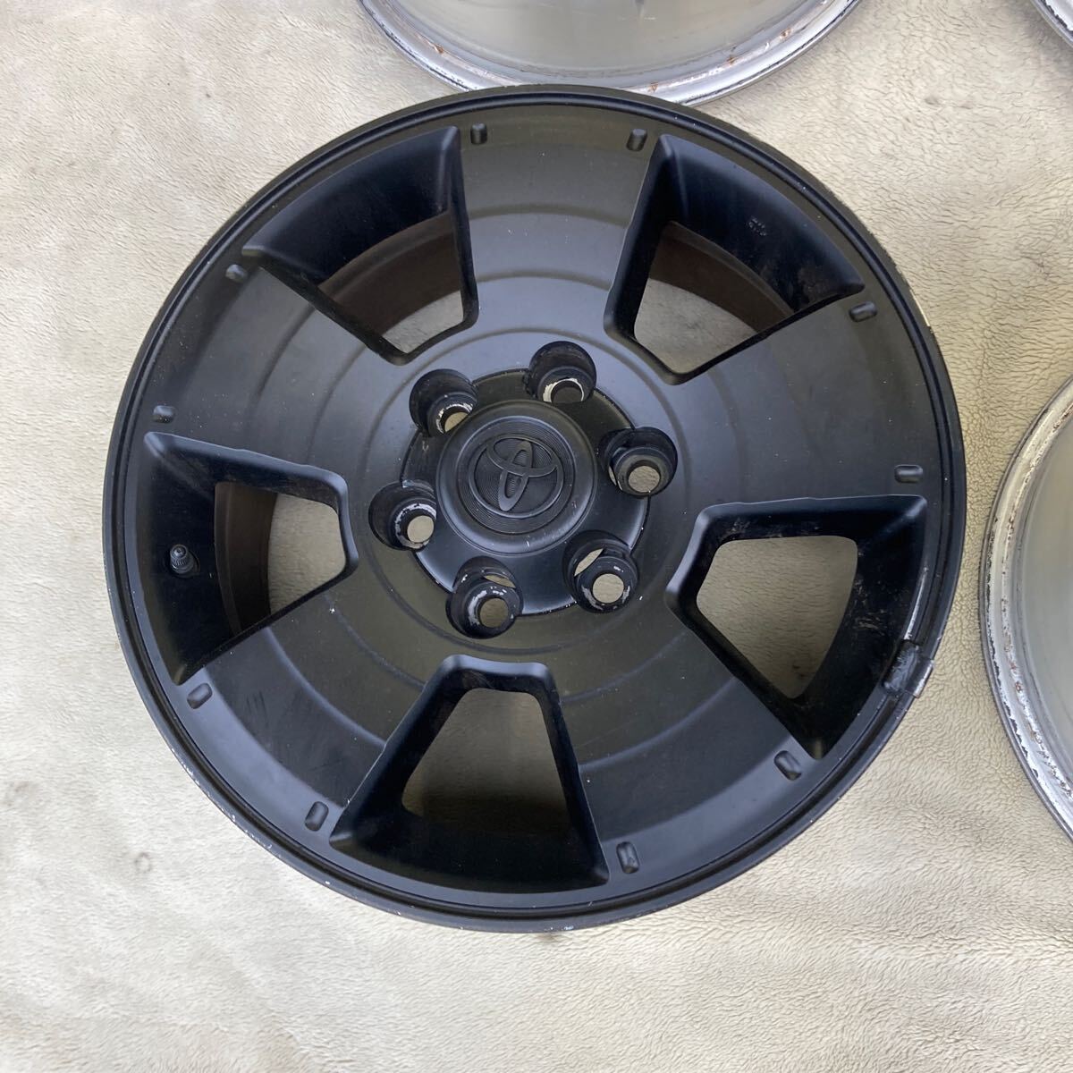 トヨタ 純正 ハイラックス サーフ 17×7.5J+30 PCD139.7/6H マッドブラック 4本 検: 120系ランクル プラドの画像5