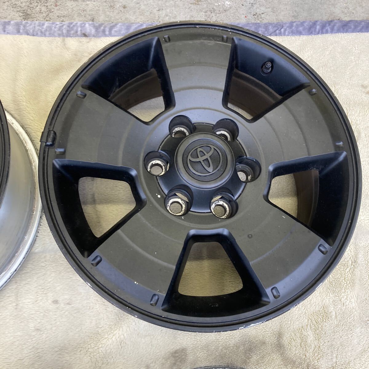 トヨタ 純正 ハイラックス サーフ 17×7.5J+30 PCD139.7/6H マッドブラック 4本 検: 120系ランクル プラドの画像3