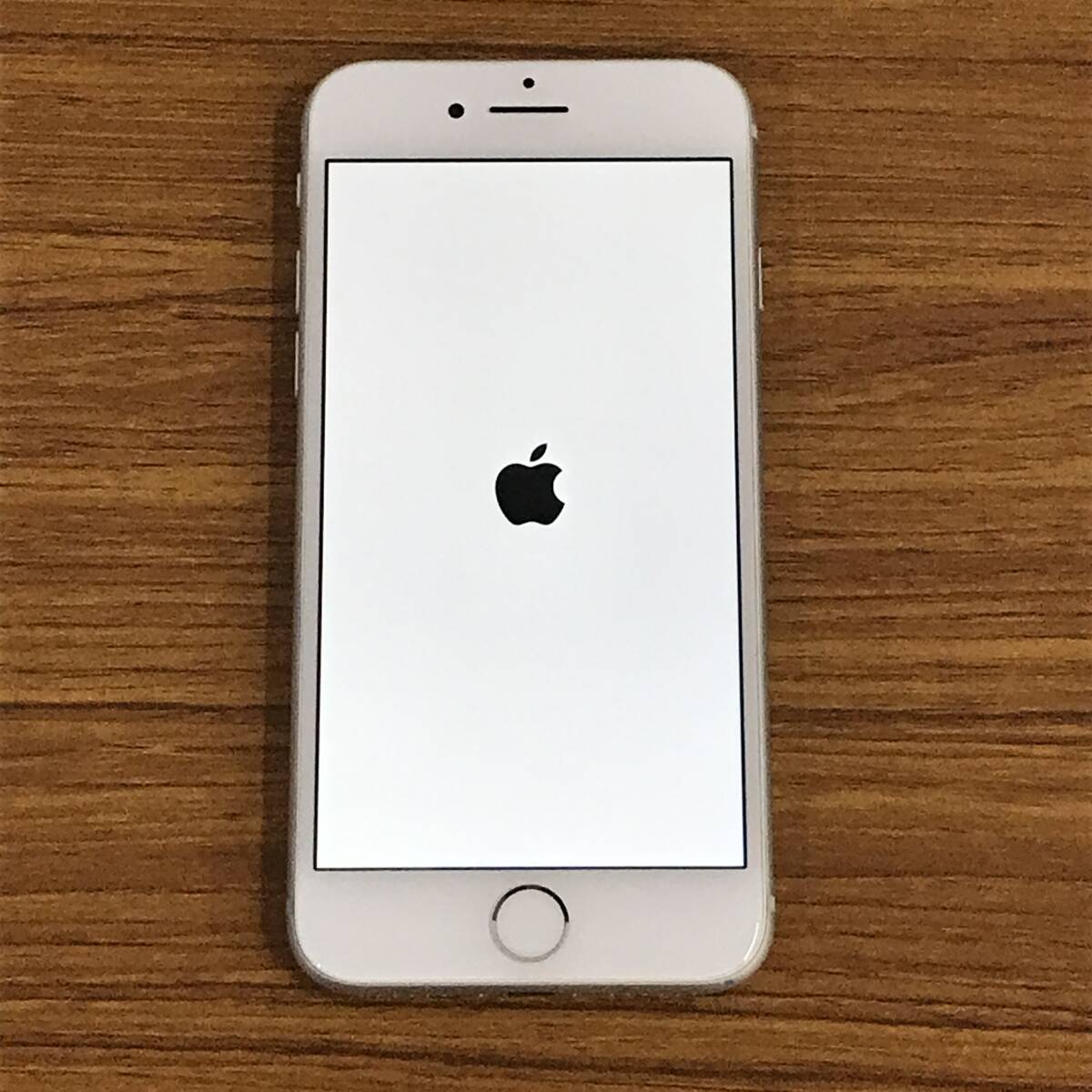 【初期化/起動確認済み】Apple iphone8 本体 64GB 判定○ 最大容量100％ docomo ドコモ simロックあり 欠品あり H240422-58_画像3