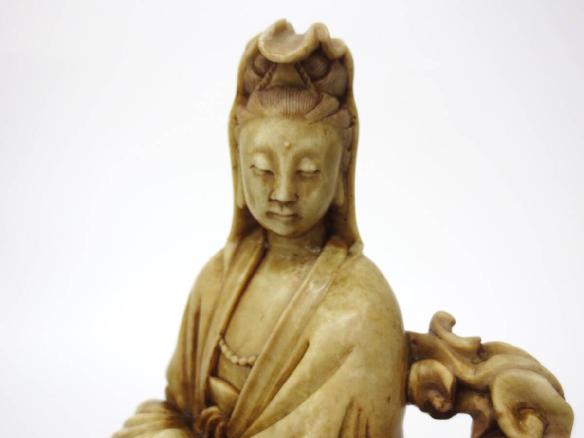 【4-185】 天然石？ 練物？ 仏像 観音像 彫刻 仏教工芸品 木製台座付き 仏教工芸品_画像2