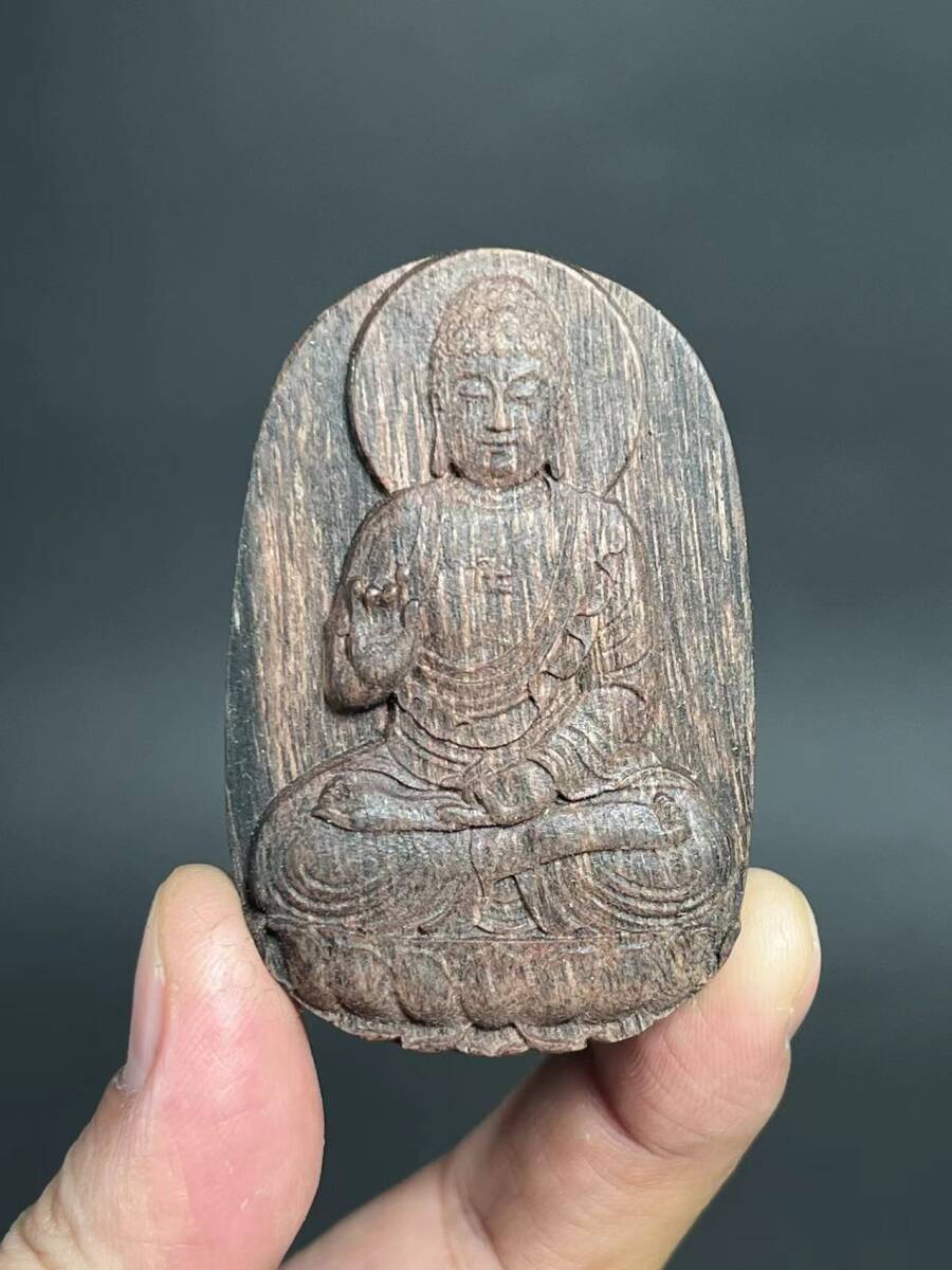 3+ZU6989 「東洋美術」NC 中国古代木工芸【沈香を摘んで手に仏札一箱を串に刺します】 雕刻制品 精美彫 旧物 孤品 珍品 収蔵価値が高い _画像4