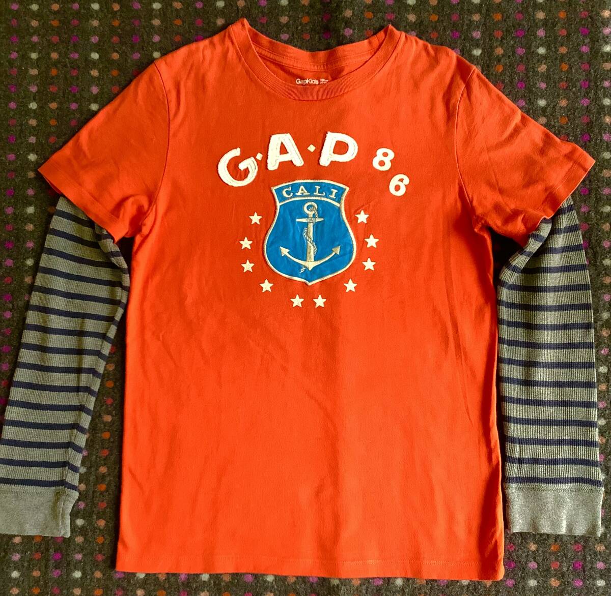 美品 GAP ギャップ ボーダー重ね着風 長袖Tシャツ 160 送料185円〜 赤 グレー_画像1