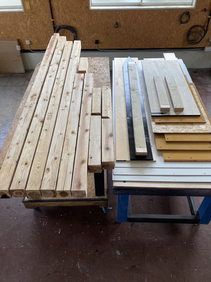処分品 木材 角材 作業台テーブル2台キャスター付 引取り限定の画像1