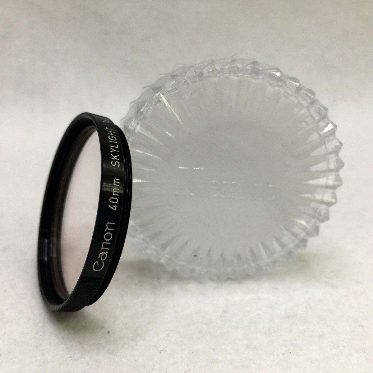 Canon 40mm SKYLIGHT 1x キヤノン 40mm径 ねじ込み式 スカイライトフィルター 弱紫外線カット レンズ保護 ケース付 現状品 ／ 04-00788_画像1