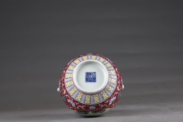 古びた蔵『清 乾隆年製 陶磁器 粉彩纏枝蓮開窗人物故事図 双耳尊 古びた蔵『清 乾隆年製 陶磁器 粉彩纏枝蓮開窗人物故事図 双耳尊
