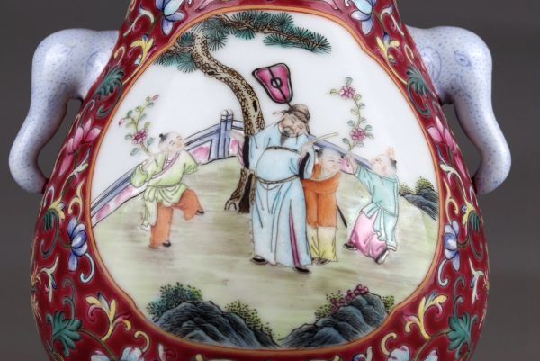 古びた蔵『清 乾隆年製 陶磁器 粉彩纏枝蓮開窗人物故事図 双耳尊 古びた蔵『清 乾隆年製 陶磁器 粉彩纏枝蓮開窗人物故事図 双耳尊