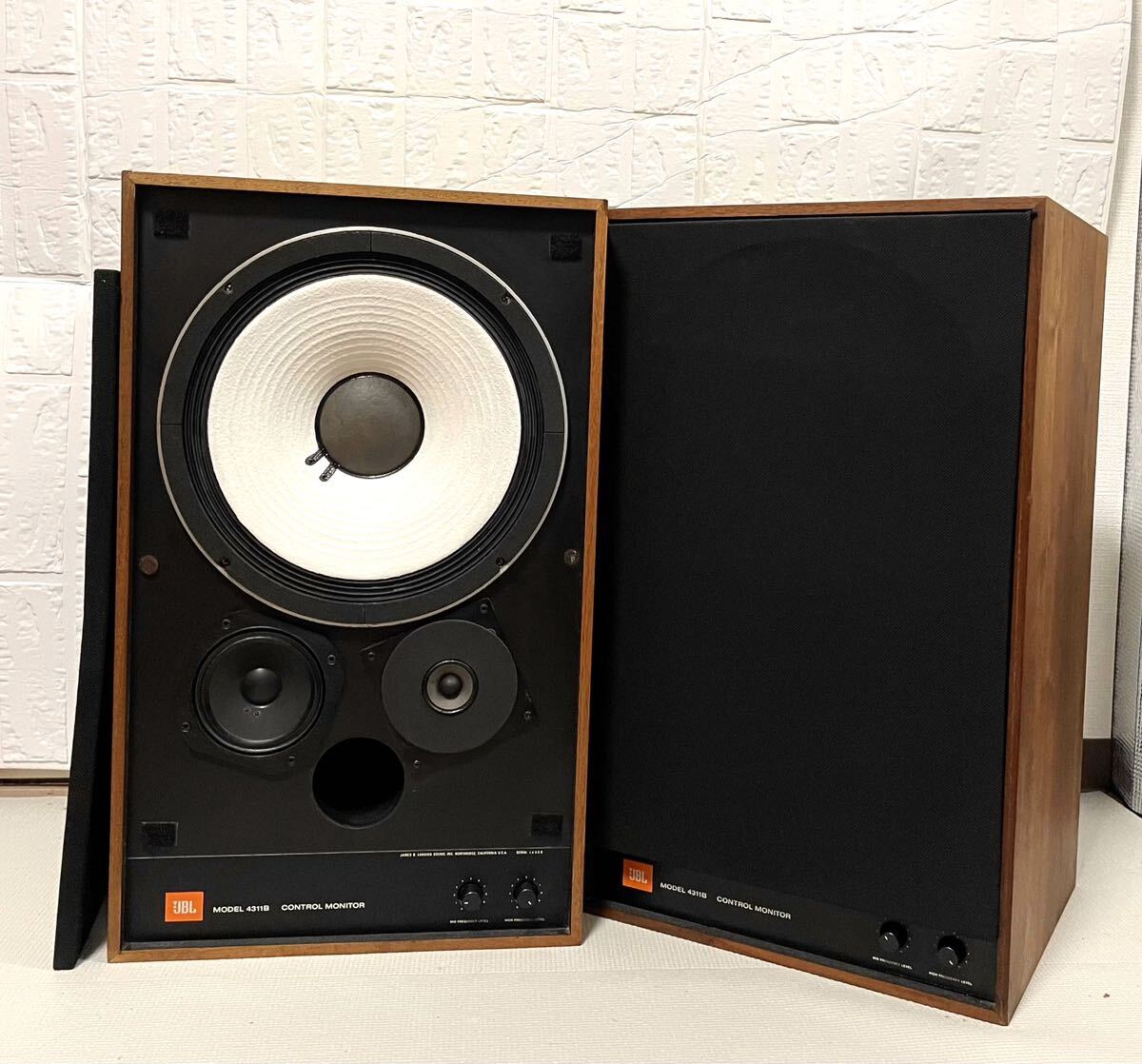 JBL 4311B WX speaker 2 pcs, beautiful goods 