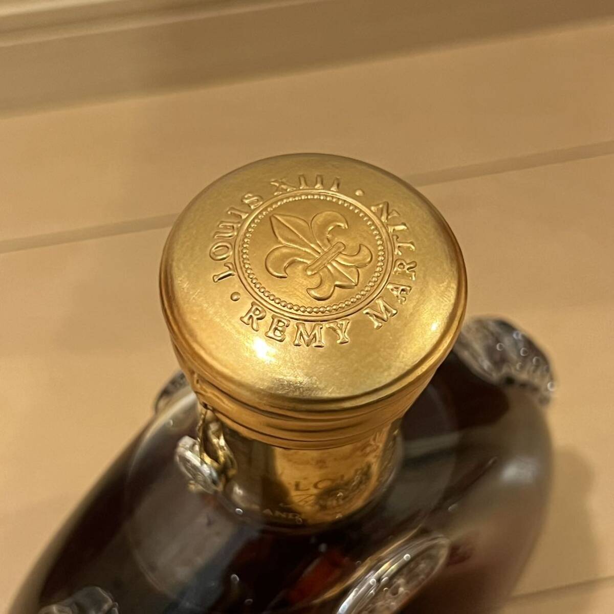 ブランデー レミーマルタン ルイ13世 金キャップ 700ml REMY MARTIN コニャック シャンパン シリアル一致 冊子付 ミニボトル 替栓 の画像4