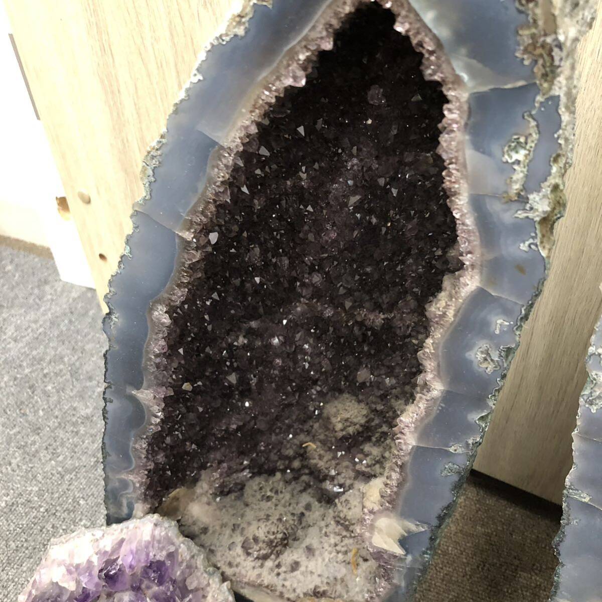 MM-10971②原石 アメジスト パワーストーン 標本 置物 紫水晶 国産鉱物 天然石 鑑賞石 の画像2