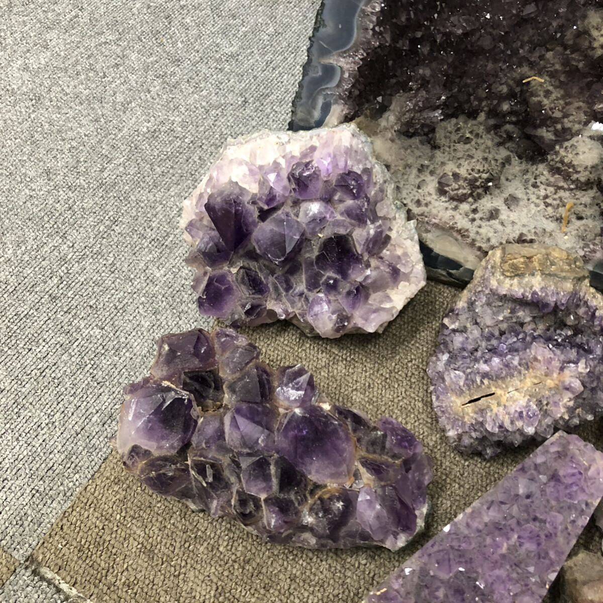 MM-10971②原石 アメジスト パワーストーン 標本 置物 紫水晶 国産鉱物 天然石 鑑賞石 の画像3