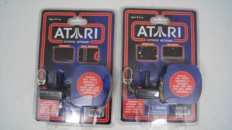 アタリ社 ATARI ジョイスティックキーチェーン 2ヶセット 各2タイトル収録 レトロゲーム テレビゲーム ビデオゲーム 雑貨[未開封品]の画像1