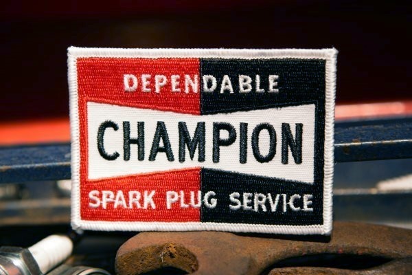 チャンピオン ロゴ 刺繍 ワッペン ◆ パッチ Champion Spark Plug 点火プラグ アイロン接着可 JLWPの画像1