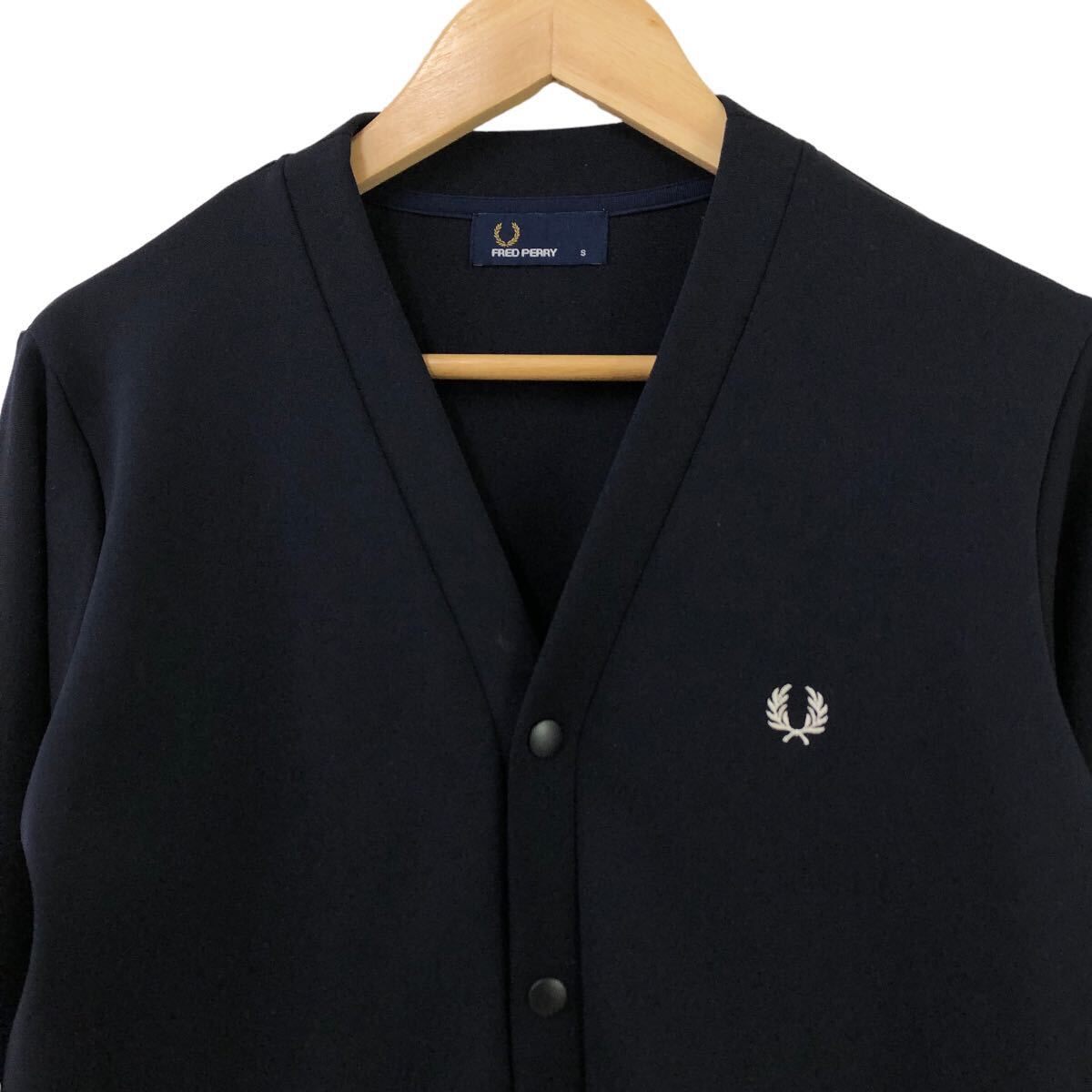 Nm208 FRED PERRY フレッドペリー Ｖネック 長袖 カーディガン ジャージー カットソー 上着 羽織り トップス ロゴ刺繍 ネイビー メンズ S_画像2