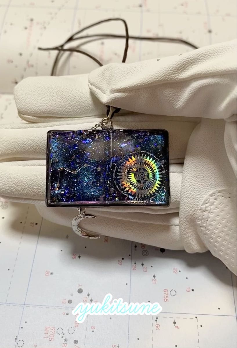 【No.148】ハンドメイド 星詠みの書 レジンアクセサリー レジン ネックレス ペンダント 宇宙 星座 雪狐レジン