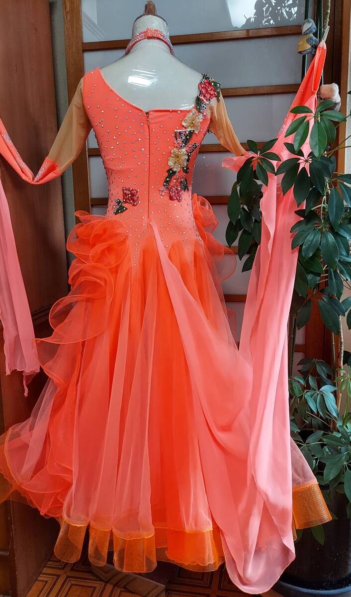 蛍光オレンジの華やかなドレス☆*:・ チョーカー付き◎  スカート４枚仕立て◎の画像4