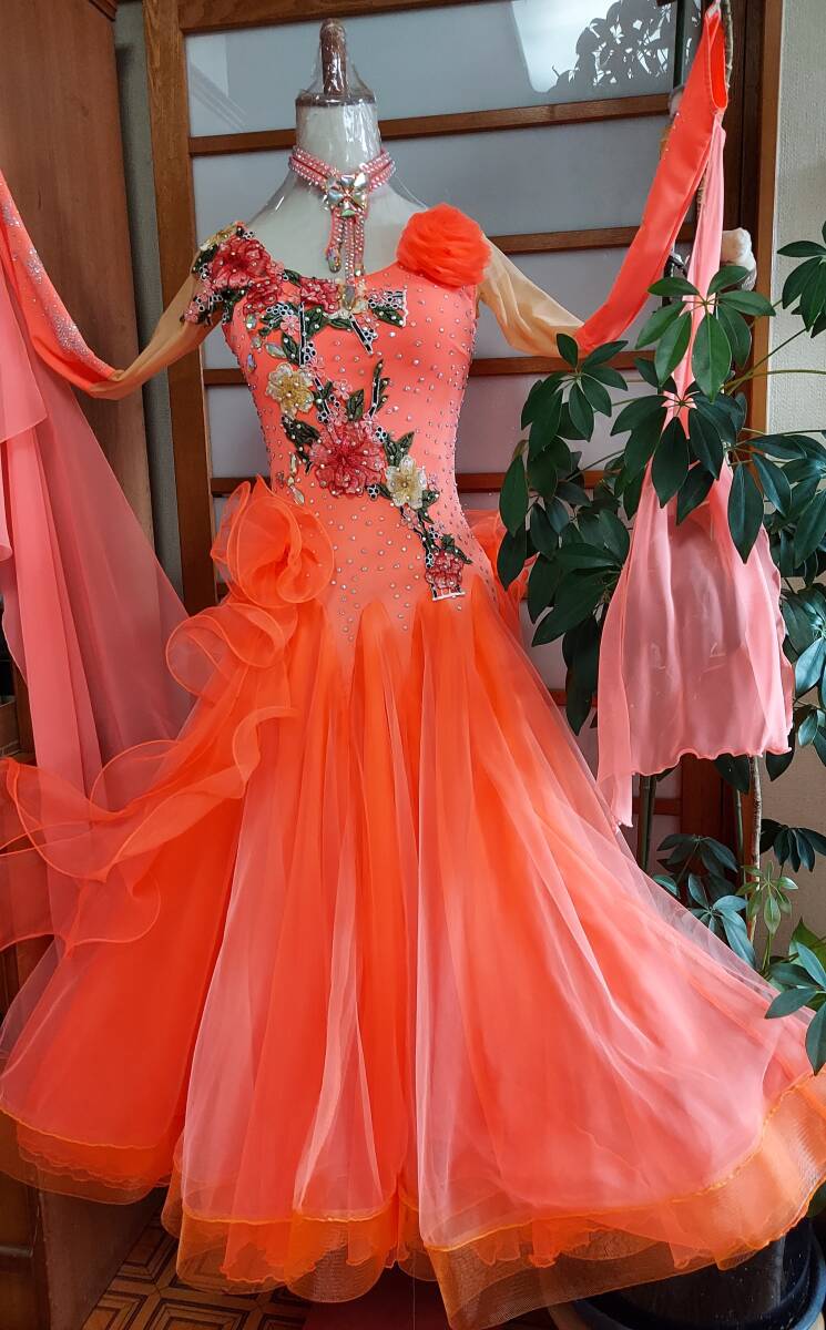 蛍光オレンジの華やかなドレス☆*:・ チョーカー付き◎  スカート４枚仕立て◎の画像1