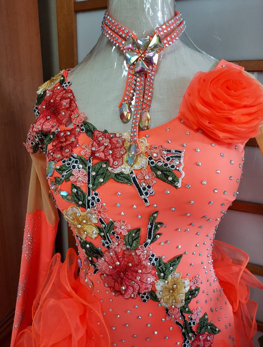 蛍光オレンジの華やかなドレス☆*:・ チョーカー付き◎  スカート４枚仕立て◎の画像2
