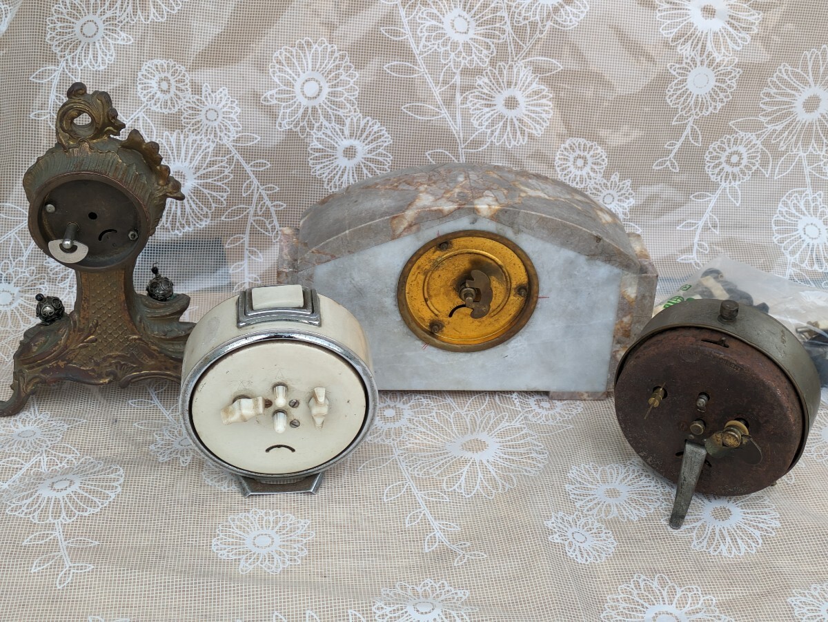  アンティーク 置時計 SEIKO 精工舎 セイコー ゼンマイ式 CORONA 現状品 部品取りなどに まとめて 6台＆ツマミ、部品 ジャンクの画像4