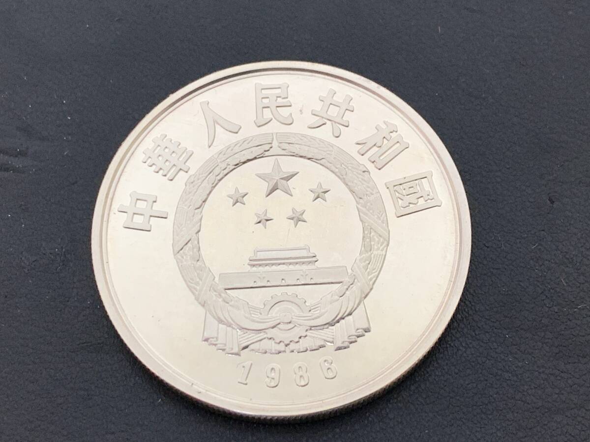 【7545.08】国際和平年5元 1986年 中華人民共和国 和平 SV900 SILVER 記念硬貨 メダル コイン アンティーク ケース付きの画像3