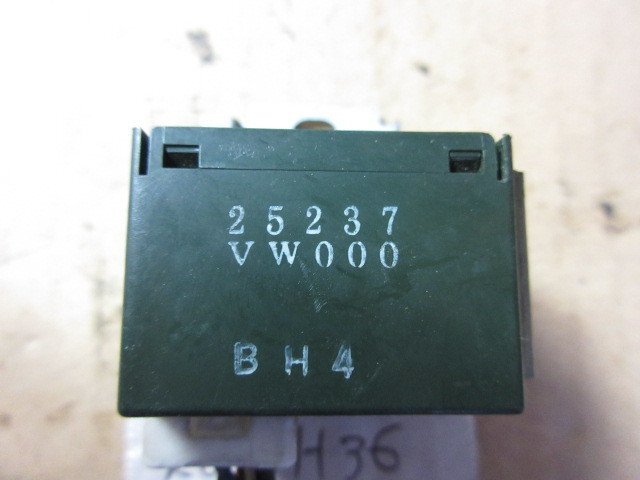 日産 キャラバン VWME25 H16年 ドアロック コンピューター 緑色 25237-VW000 20-9H36の画像2