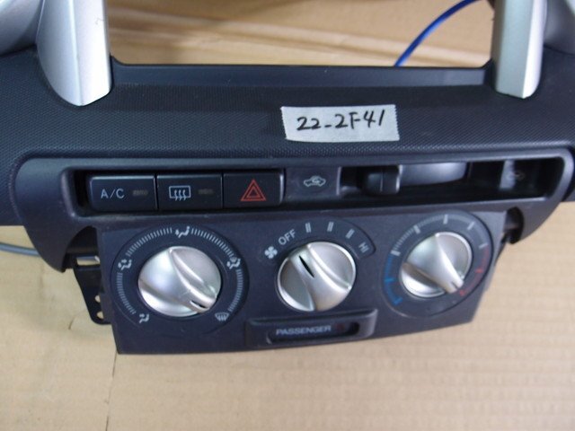 トヨタ イスト NCP65 H17年式 エアコン スイッチ パネル 22-2F41_画像2
