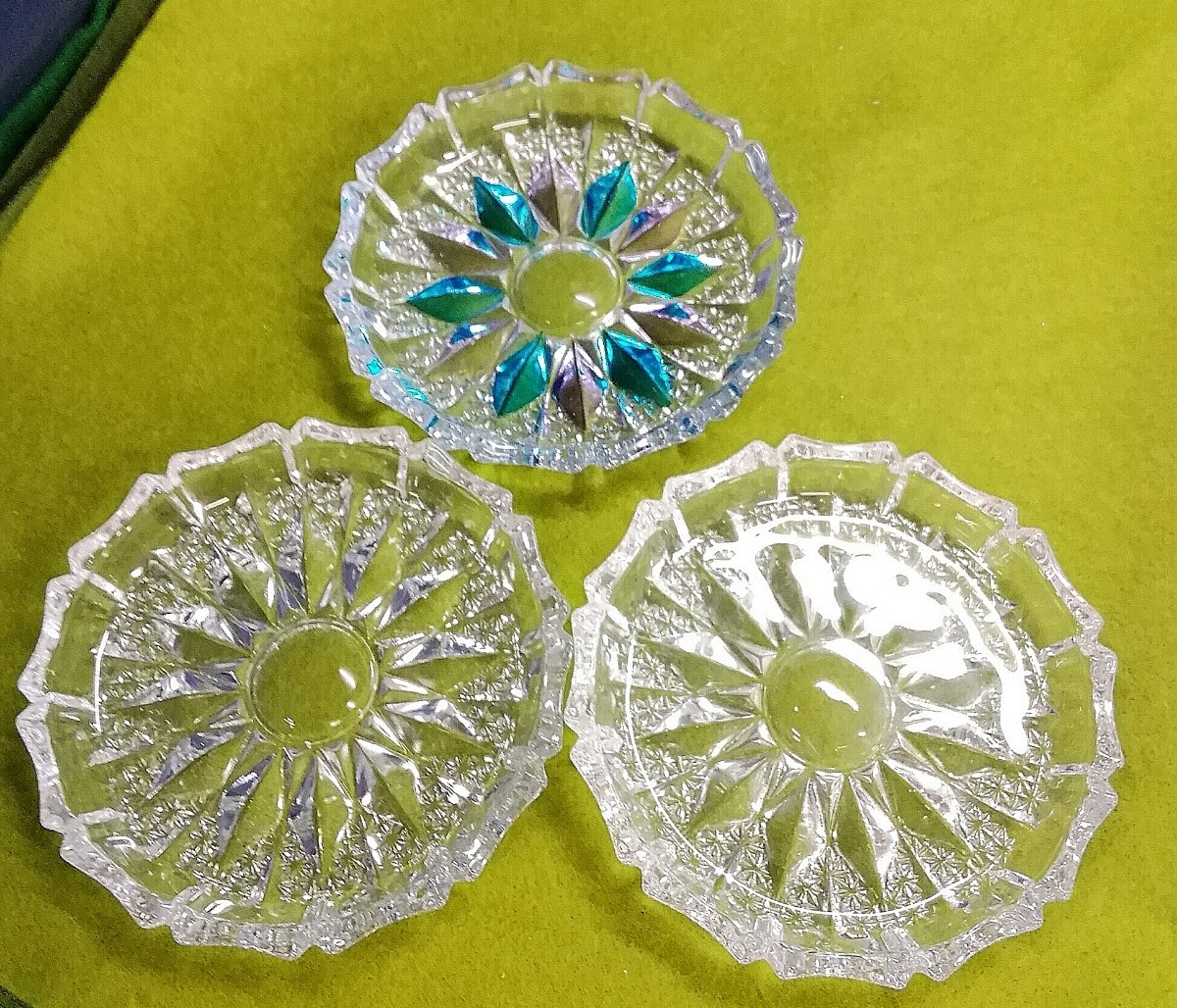 g_t U792 昭和レトロ ガラス製豆皿 三枚組 キラキラしていて夏らしい小皿です。中古の画像2