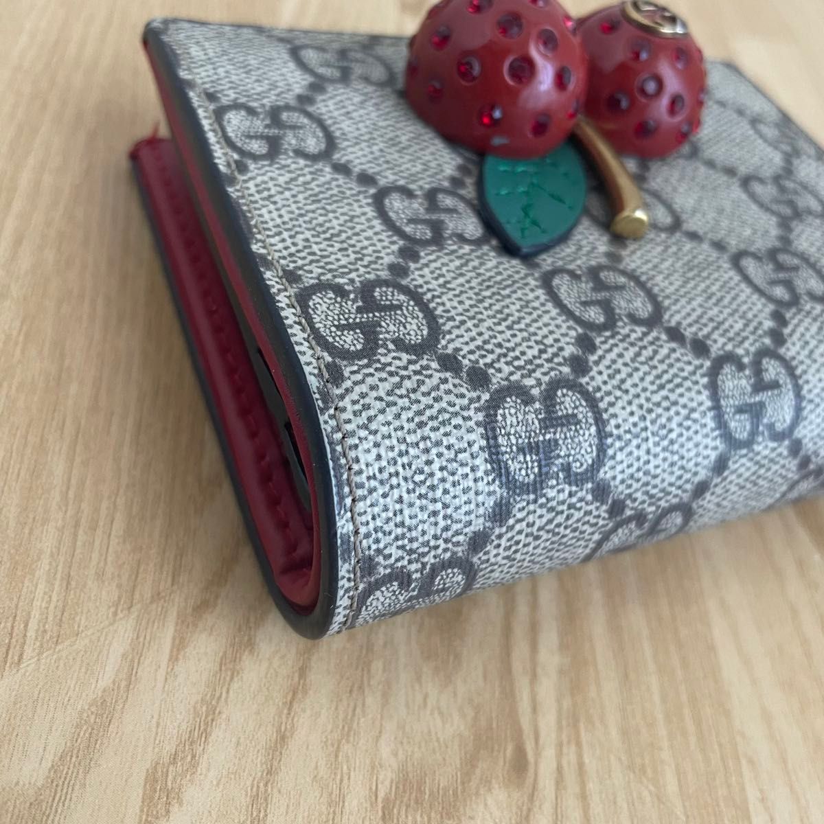 美品 GUCCI グッチ GGスプリーム チェリーモチーフ 二つ折り 美品 GUCCI グッチ GGスプリーム チェリーモチーフ 二つ折り