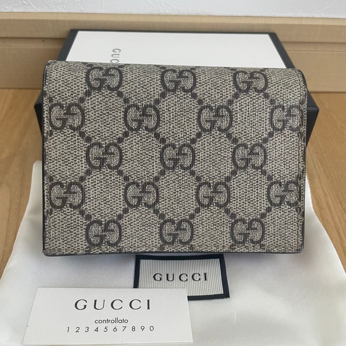 美品 GUCCI グッチ GGスプリーム チェリーモチーフ 二つ折り 美品 GUCCI グッチ GGスプリーム チェリーモチーフ 二つ折り