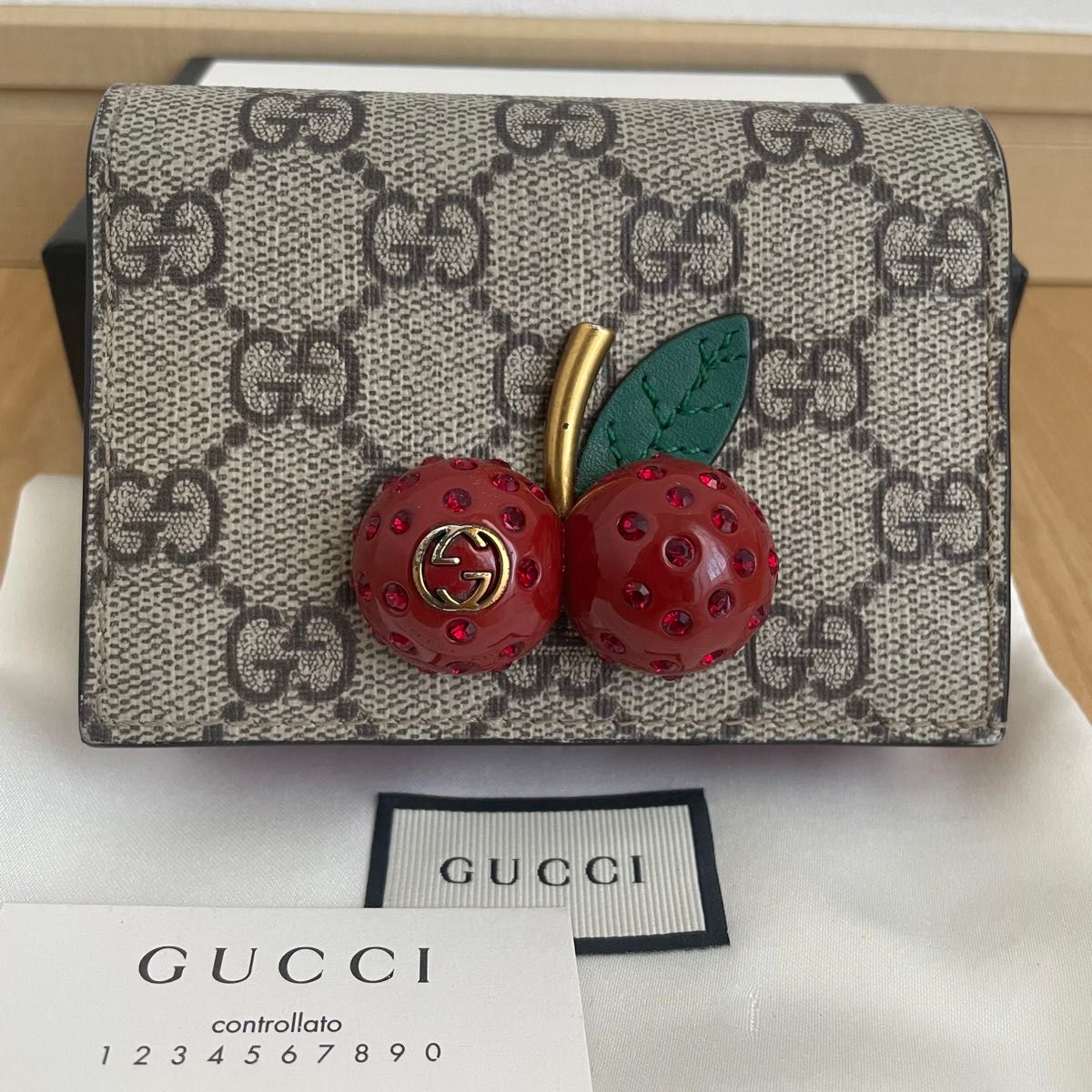 美品 GUCCI グッチ GGスプリーム チェリーモチーフ 二つ折り 美品 GUCCI グッチ GGスプリーム チェリーモチーフ 二つ折り