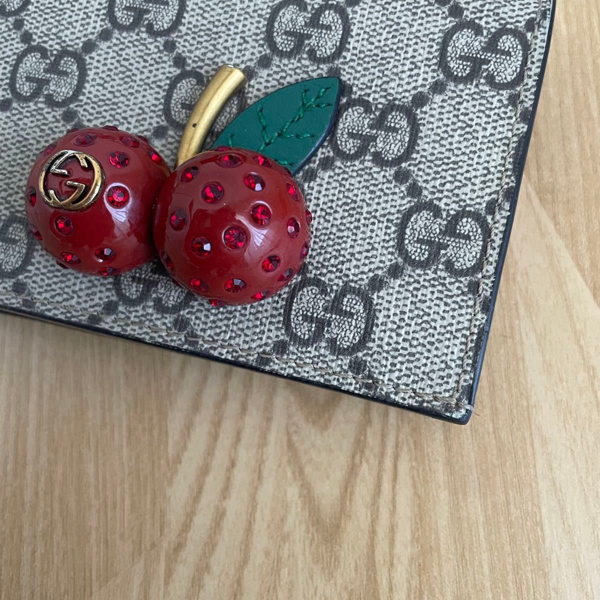 美品 GUCCI グッチ GGスプリーム チェリーモチーフ 二つ折り 美品 GUCCI グッチ GGスプリーム チェリーモチーフ 二つ折り