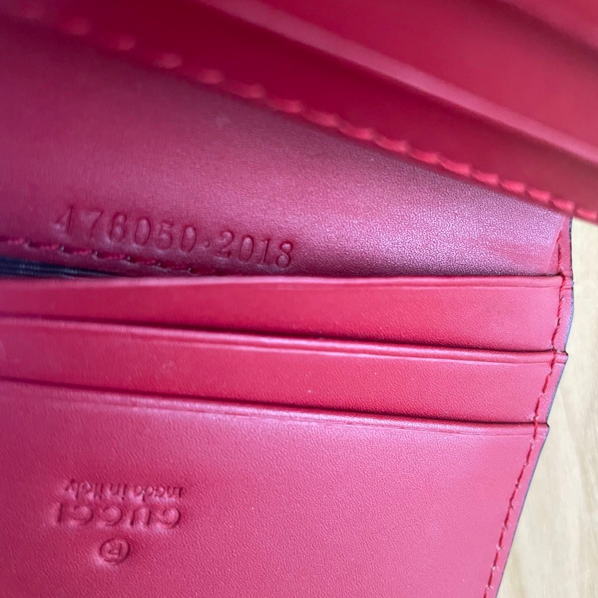 美品 GUCCI グッチ GGスプリーム チェリーモチーフ 二つ折り 美品 GUCCI グッチ GGスプリーム チェリーモチーフ 二つ折り