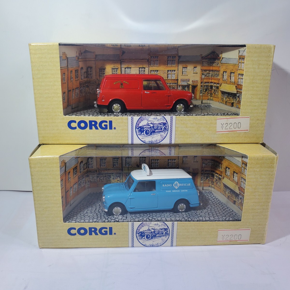 CORGI コーギー「MORRIS MINI VAN 赤 」と「MORRIS MINI VAN 水色」 モーリス ミニ バン 2台セット 新品未使用 214_画像1