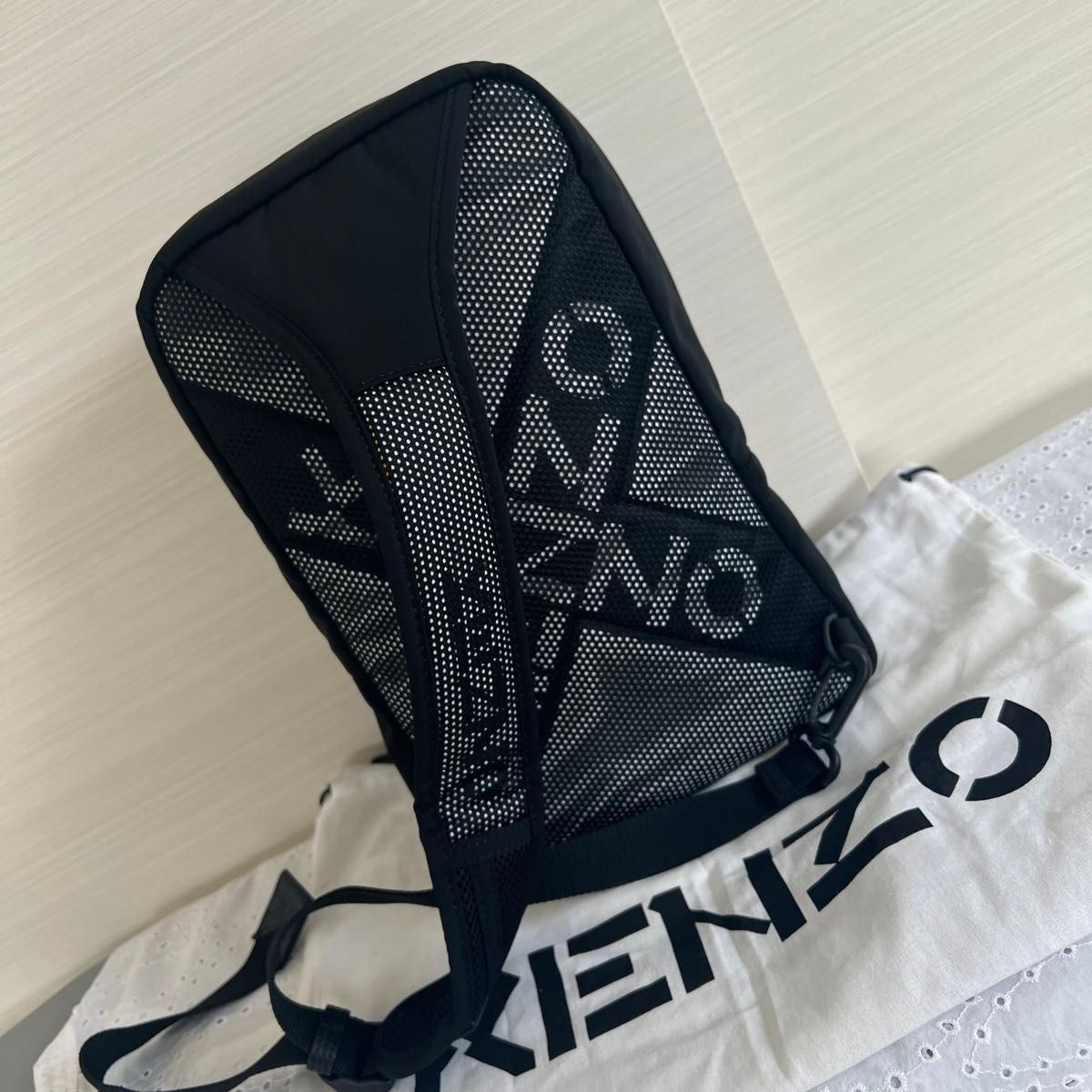 美品！KENZO ケンゾー　ボディバッグ　ショルダーバッグ　ナイロン製　黒　ブラック