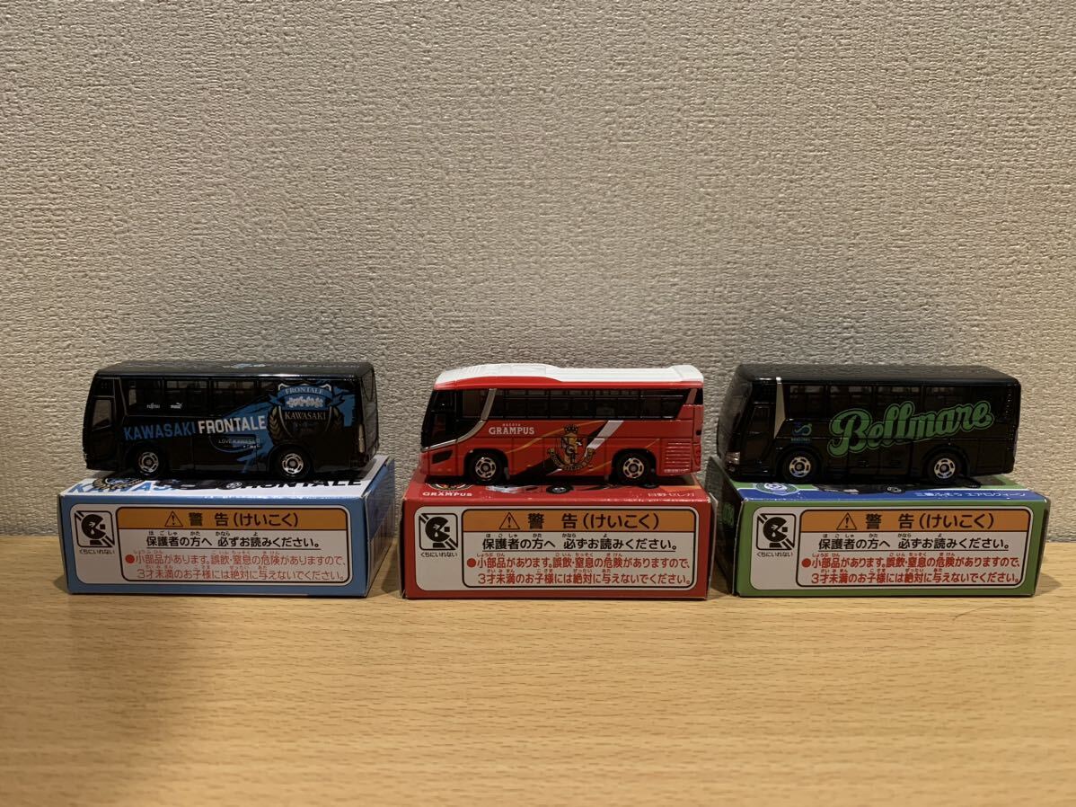 開封品 トミカ Jリーグ 川崎フロンターレ 湘南ベルマーレ 名古屋グランパス チームバス3台セットの画像1