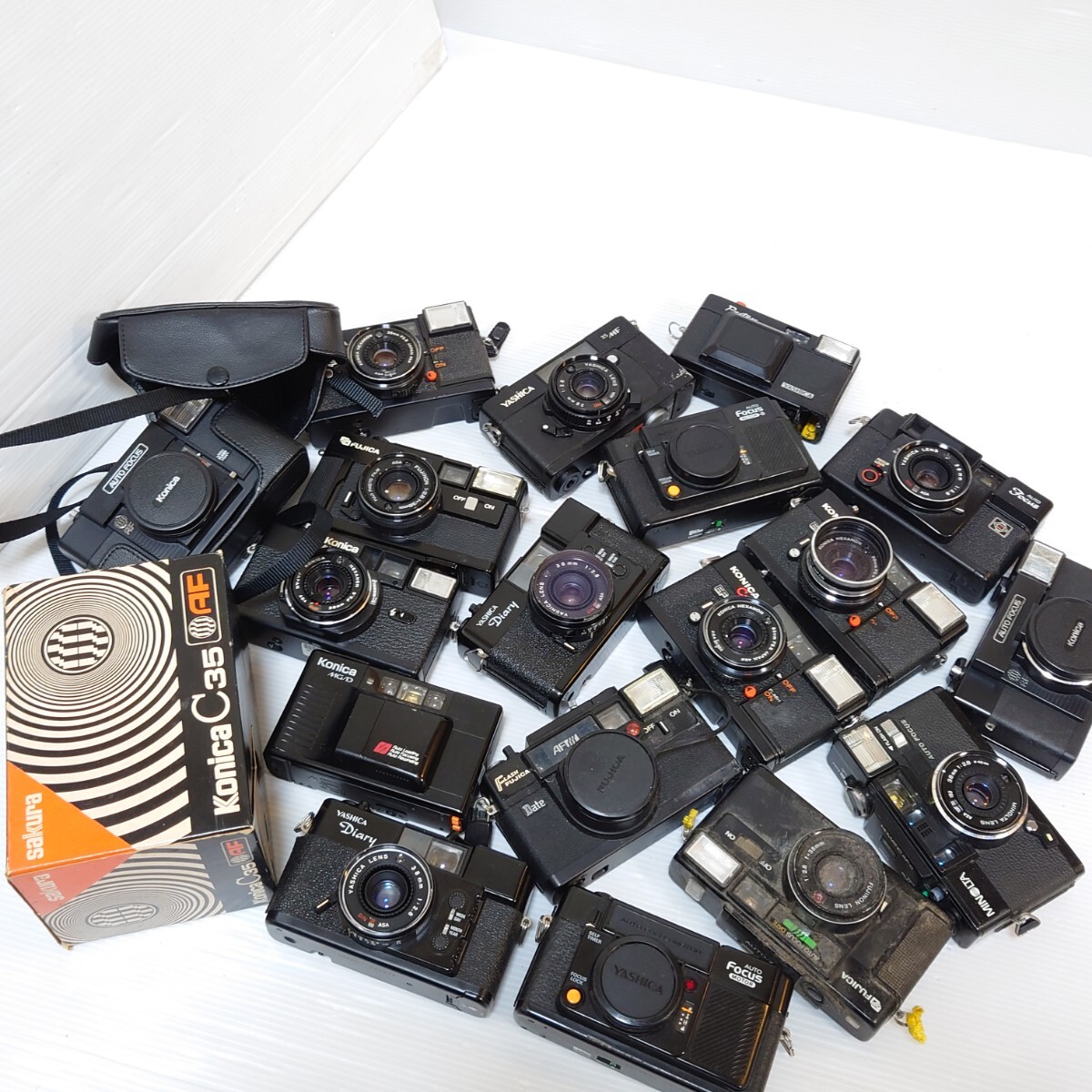 WA）１円〜　ジャンクカメラまとめ売り　コンパクトカメラ　光学　大量セット MINOLTA FUJI KONICA　YASHICA フィルムカメラ　C35_画像1